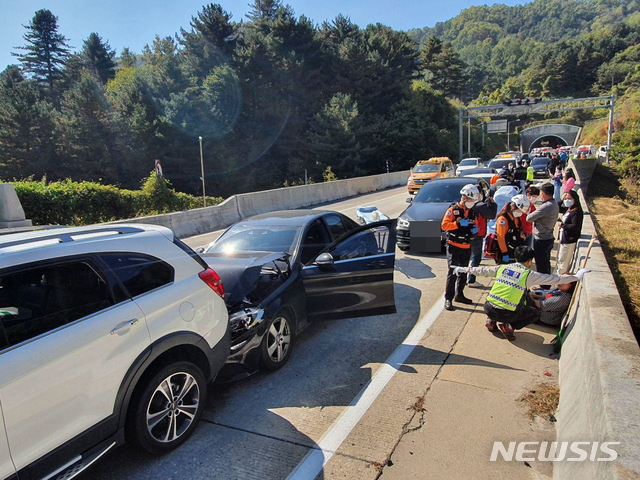 서울양양고속도로 동산2터널 입구서 8중 추돌(1보)