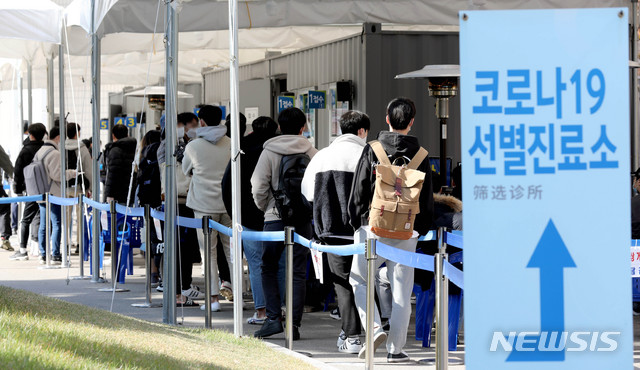 새 거리두기 첫날, 서울 신규확진 속출…주점 고대감 집단감염