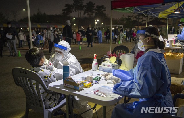코로나19 검사 받는 봉대초등학교 학생