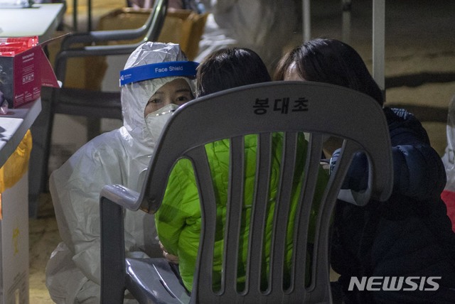 코로나19 검사 받는 봉대초등학교 학생