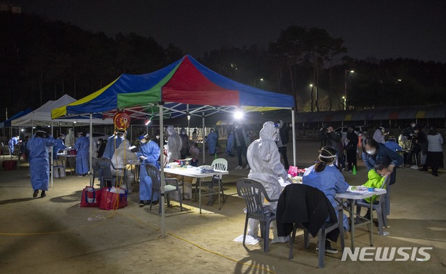 코로나19 검사 받는 봉대초등학교 학생들