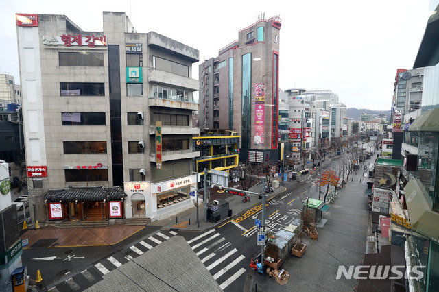 한산한 신촌 거리