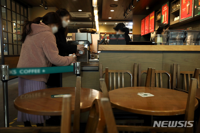 커피 테이크아웃하는 시민들