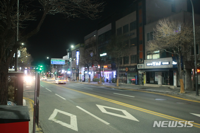지나가는 사람 하나 없는 춘천 중앙로 거리