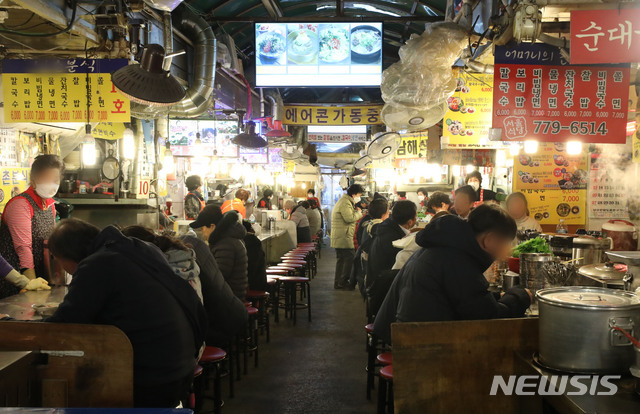 북적이는 칼국수 거리