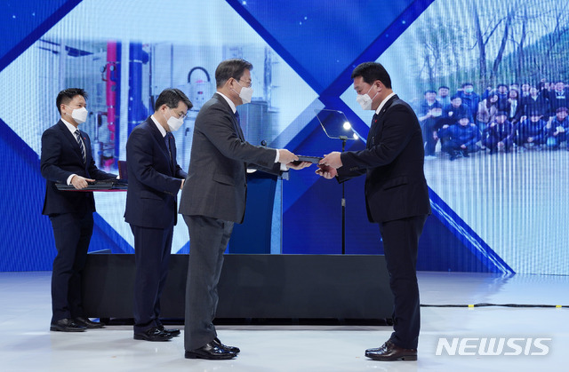 철탑산업훈장 수여하는 문재인 대통령