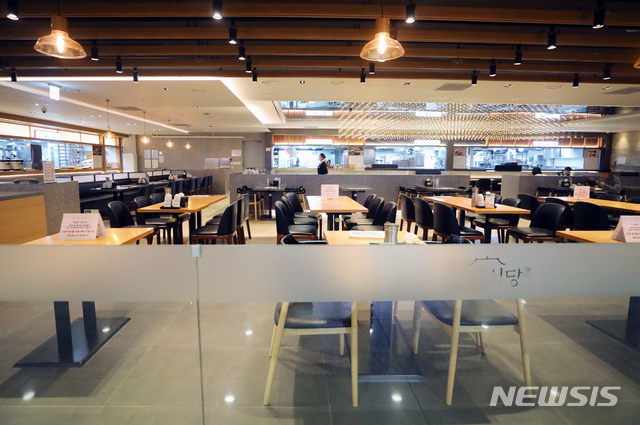 코로나19 확산세 지속, 한산한 인천공항 식당