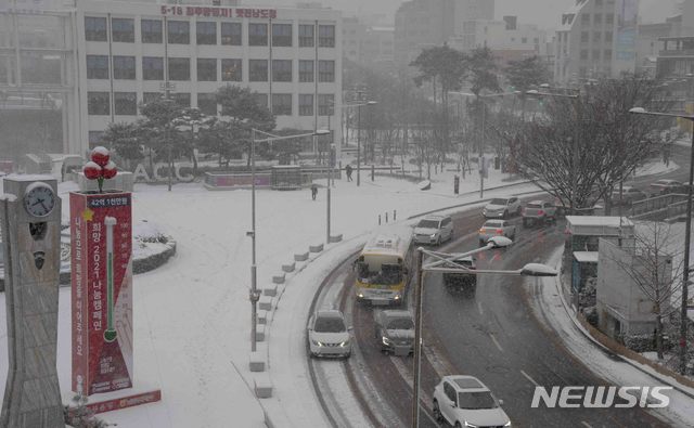 광주·전남, 출근길 교통 대란…하늘·바닷길 통제