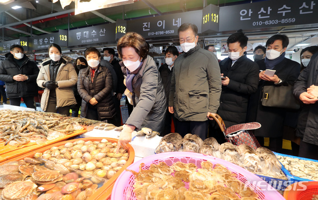 소래포구 전통어시장에서 장보는 문재인 대통령 내외