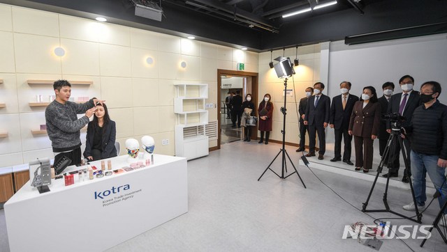 K스튜디오 둘러보는 유명희 본부장