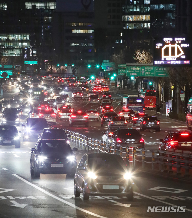 광화문광장 서측차로 폐쇄 후 첫 평일, 퇴근길 사직로 차량들