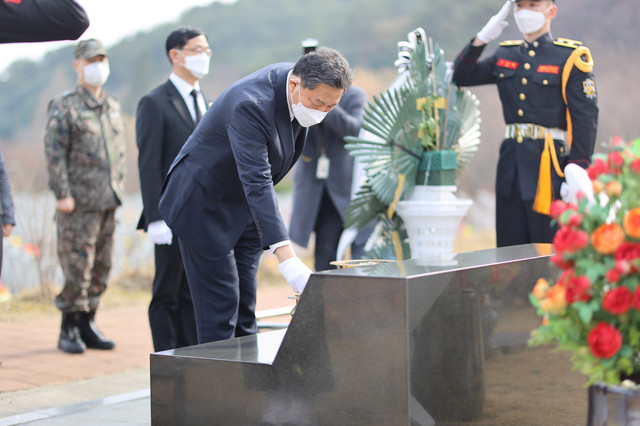 천안함 합동묘역서 참배하는 황기철 보훈처장