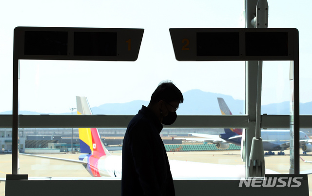 한산한 공항 여행사 부스