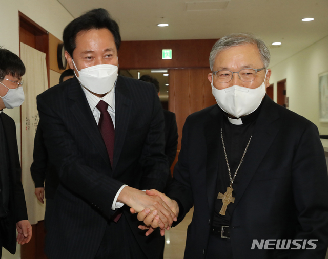 악수하는 오세훈 후보와 염수정 추기경