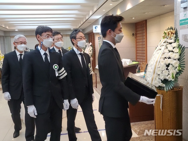 농심 신춘호 발인···신동원·서경배 등 마지막 인사