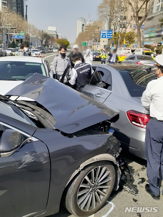 만촌네거리서 승용차가 여성 치고 차량 추돌…4명 부상