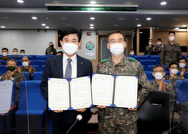 육군 8군단, 모범사병 15명에게 매달 장학금 지원