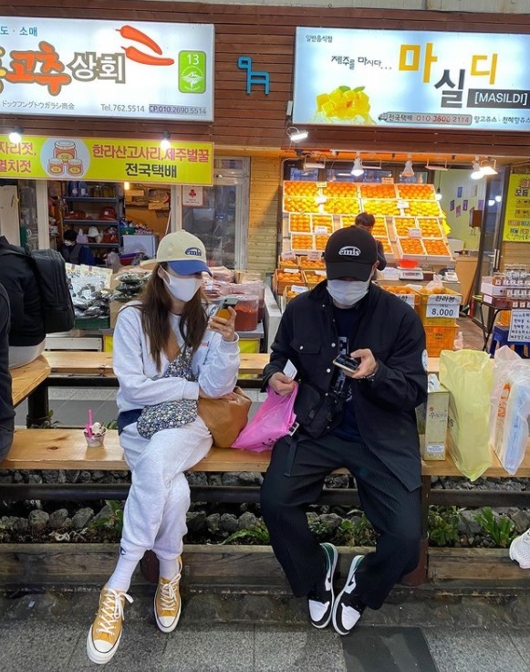 손담비, 남자친구 공개?…제주 여행중 신혼부부 투샷