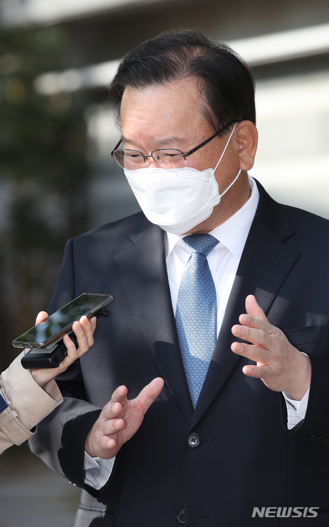 질문에 답하는 김부겸 국무총리 후보자