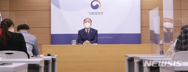 기자 간담회 갖는 홍남기 총리 직무대행