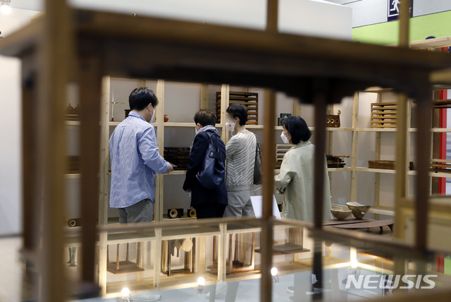 예쁘고 실용적인 가구 둘러보는 시민들