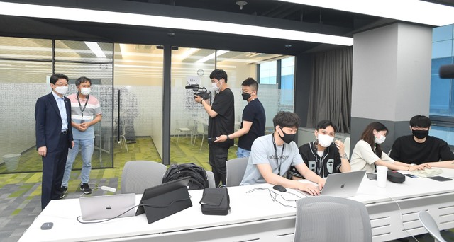청년인력양성 관련 현장방문한 이억원 차관