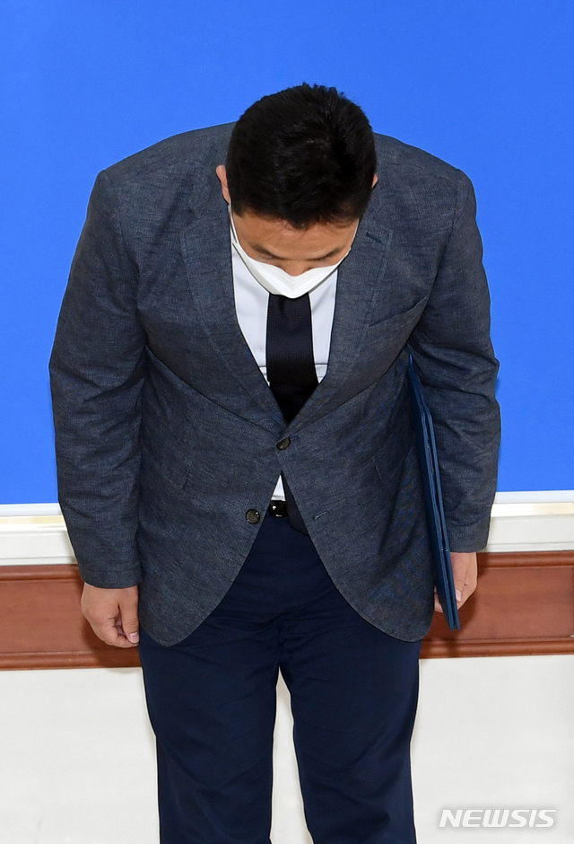 인사하는 한원횡 형사과장