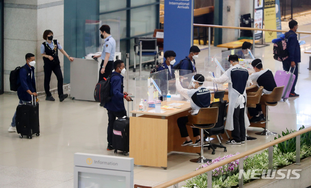 인천공항 국군 검역지원단 안내받는 외국인들