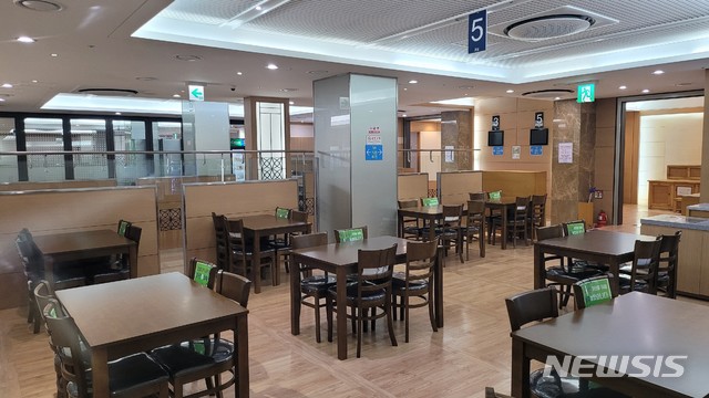 좌식에서 입식으로…코로나19로 바뀌는 장례식장