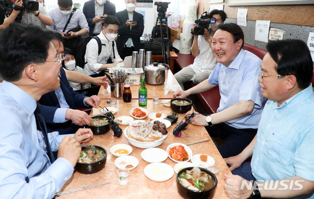부산 돼지국밥집서 식사하는 윤석열