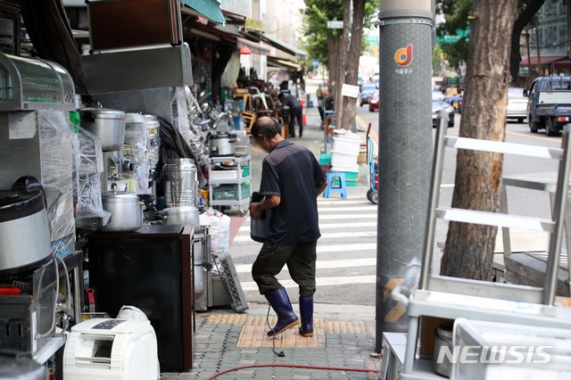 잔뜩 쌓인 주방용품