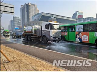 서울시, 낮시간 도로 물청소 확대…도심 온도 낮춘다