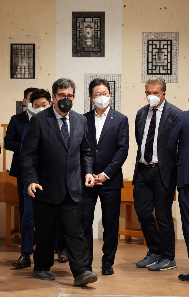 이탈리아 문화재보존복원연구소 둘러보는 황희 장관