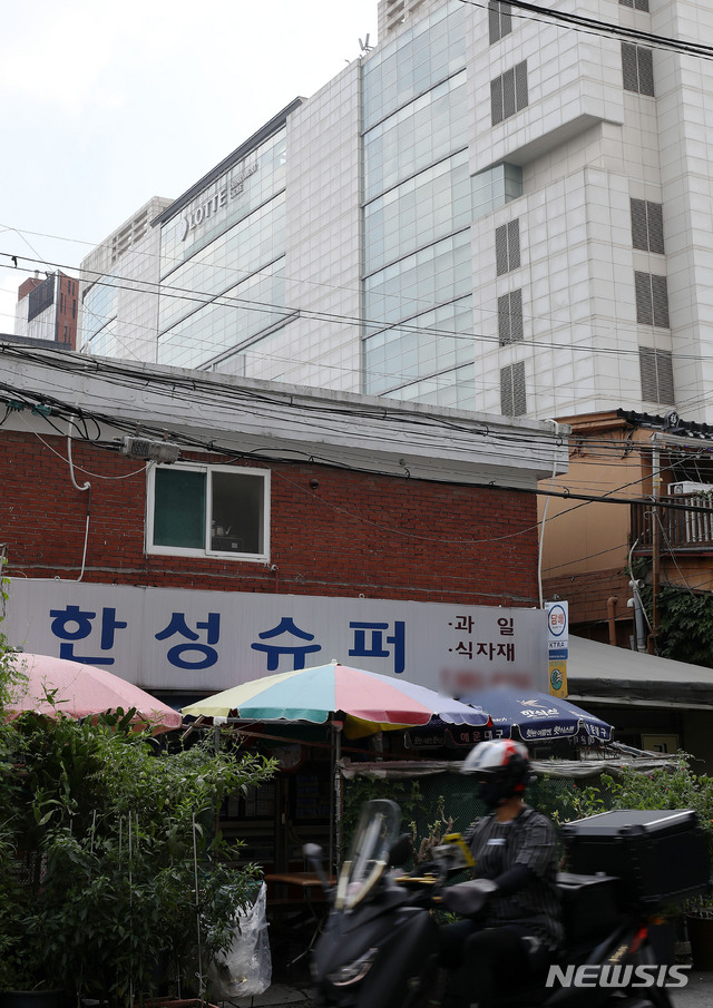 보복 소비에 백화점 웃을 때, 슈퍼마켓 울상