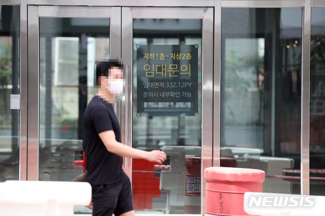 상권 침체된 가로수길..여기저기 임대문의