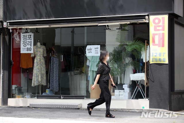 상권 침체된 가로수길..여기저기 임대문의