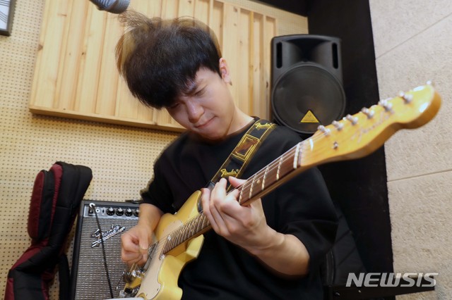 터치드 혼성 5인조 인디밴드 기타리스트 디온