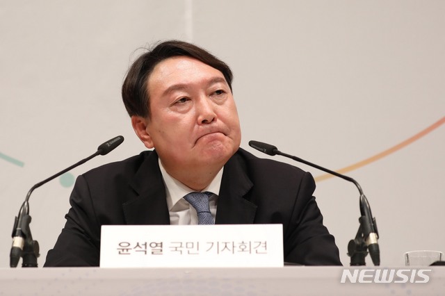[뉴시스Pic] 쩍벌·도리도리 윤석열 이미지 개선 중