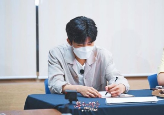 뽕숭아학당 임영웅, 몰두했네…왼손잡이도 멋져