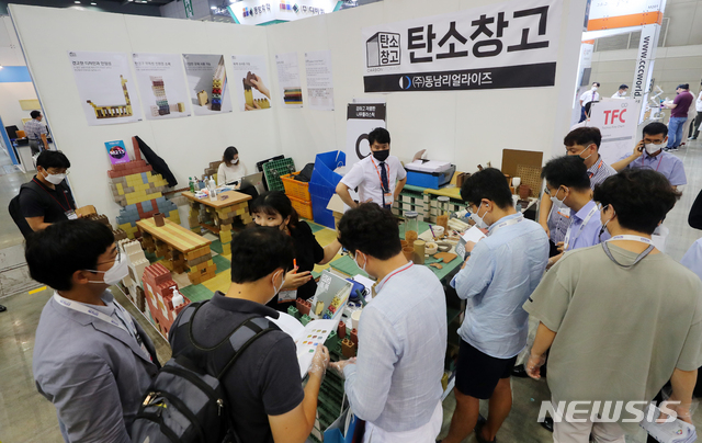 제26회 국제 플라스틱 고무산업전 관람하는 참석자들
