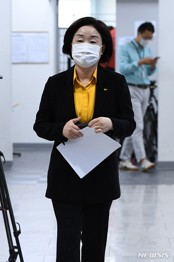 소통관으로 들어서는 심상정 의원