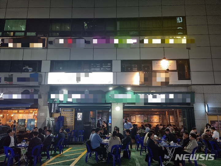 위드 코로나 첫날 밤 10시 넘은 술자리…자영업자들 살맛 난다(종합)