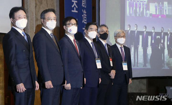 기념촬영하는 한일 경제인 회의 내빈들