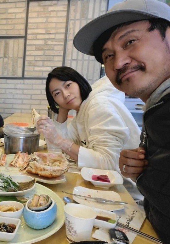 가수 이주노, 23세 연하 아내와 외식…즐거워