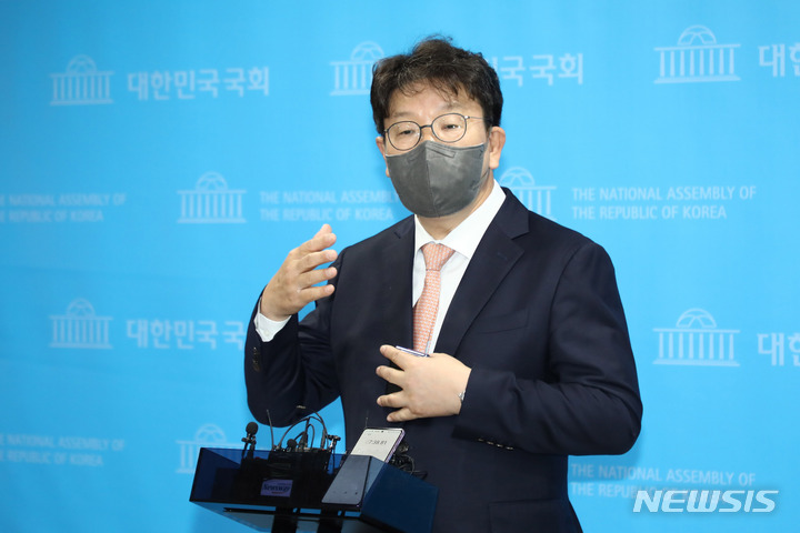 질문 답변하는 권성동