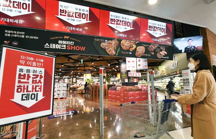 새해맞이는 집에서…대형마트, 연초 반값 한우 쏜다