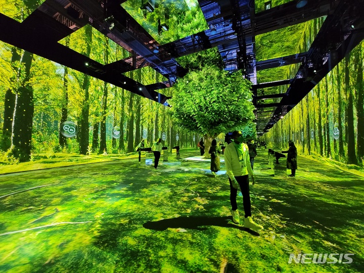 2년전 왔는데 또 왔어요 관람객들 기대만발…친환경 SK부스 가보니[CES 2022]