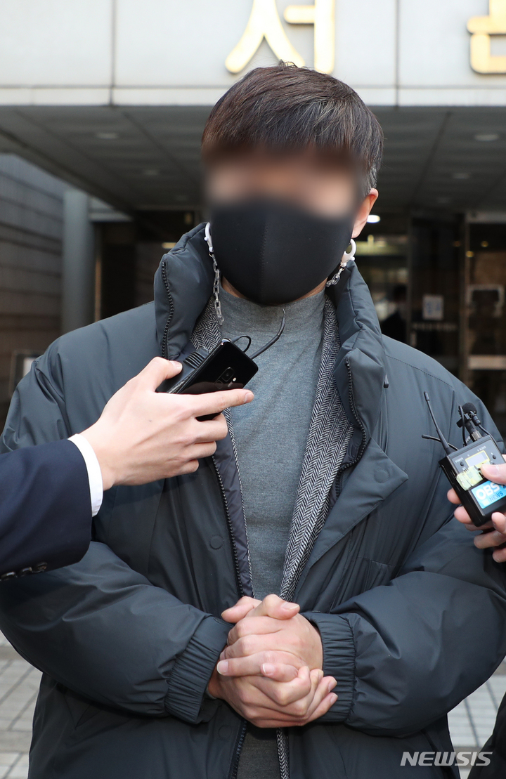 취재진 질문에 답하는 대장동 비위 의혹 사건 증인 한모씨
