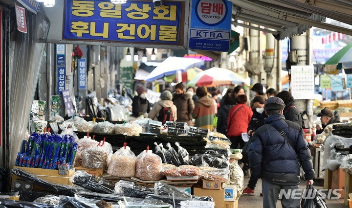 설 앞두고 북적이는 건어물 상가
