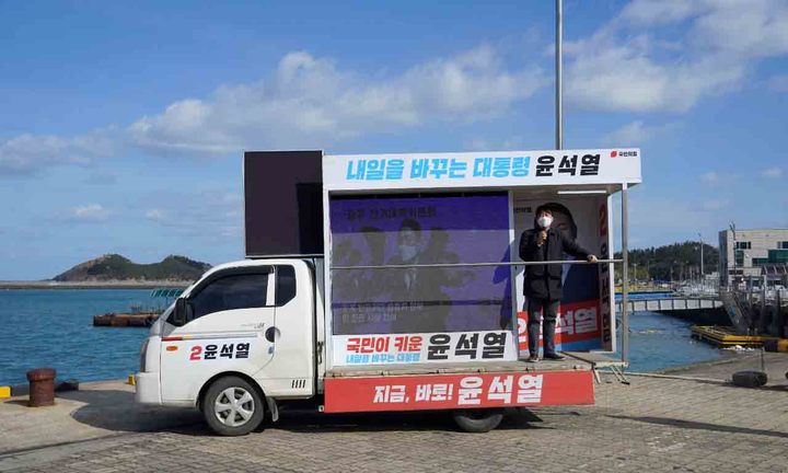 흑산도까지 유세차 몰고 간 이준석…文, 흑산공항 첫 삽 떴어야